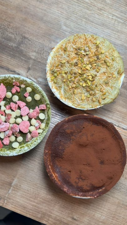 Les cheesecakes japonais les plus tendances au monde 🌍😱On a bien évidemment le cheesecake japonais de Dubaï, le cheesecake japonais façon tiramisu et le cheesecake japonais matcha–framboise 😍✨Et toi, tu aurais fait quelle recette tendance ? 👀🔥