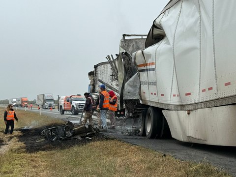 VIDEO | Choque e incendio de tráiler paralizan la Carretera Monterrey-Nuevo Laredo