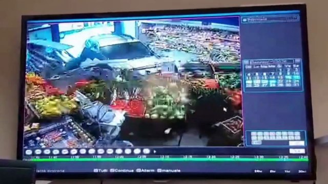 L'auto piomba all'interno del supermercato: tragedia sfiorata a Carpi