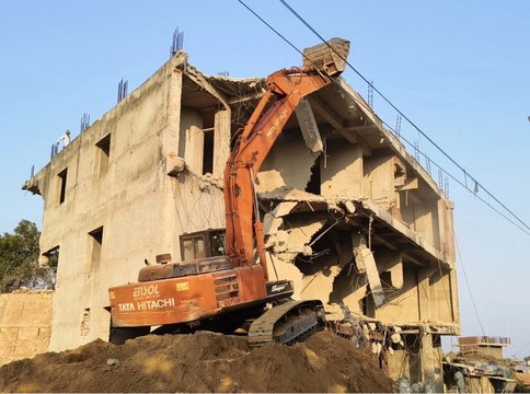 करौली उपद्रव के आरोपी पर साढ़े 3 साल बाद शिकंजा, पूर्व सभापति के सट्टा किंग बेटे के अवैध भवन पर दो दिन से चल रहा पीला पंजा