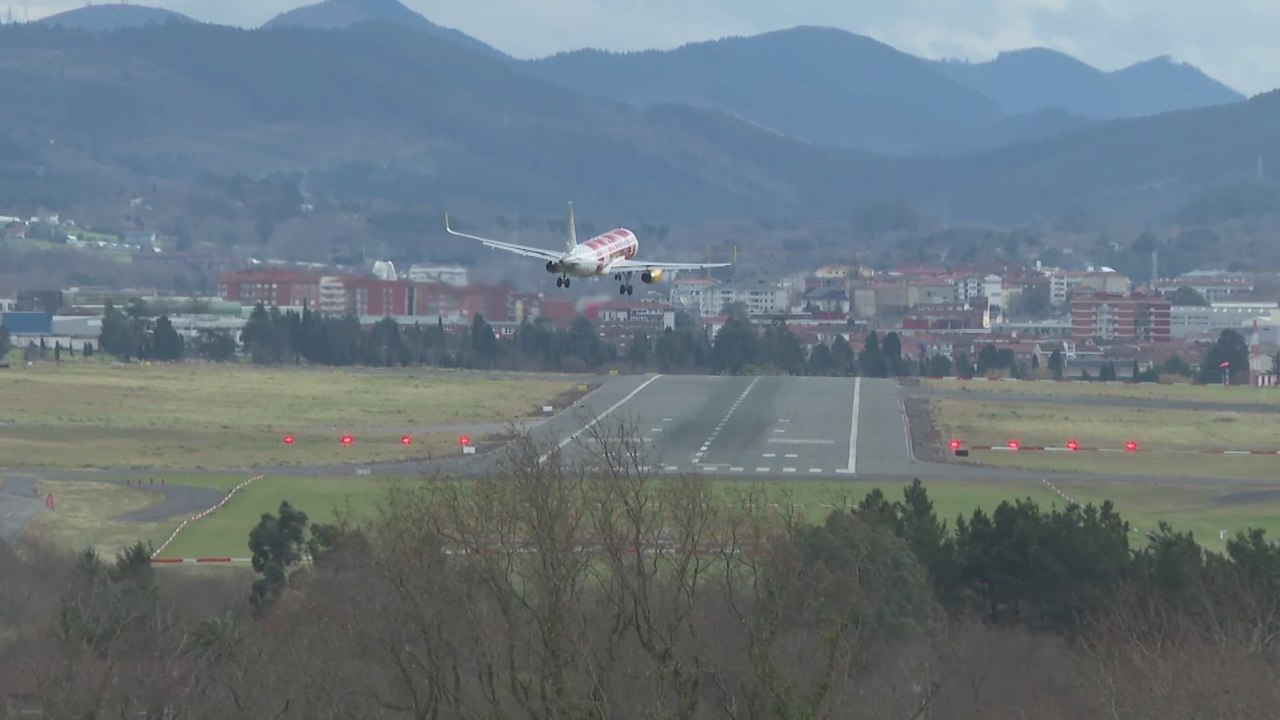Las fuertes rachas de viento obligan a desviar ocho vuelos con destino Bilbao