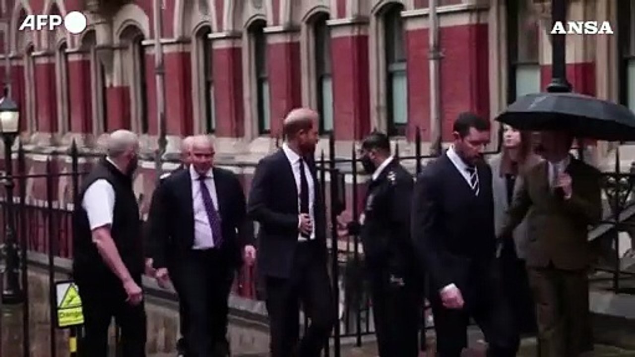 Londra, il principe Harry in tribunale per deporre nella battaglia legale contro il Mail