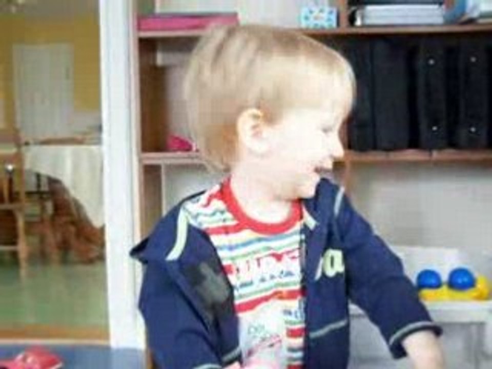 Manon et Zachari jouent à cache cache