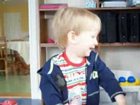 Manon et Zachari jouent à cache cache