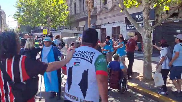 Policía golpea a manifestantes en la marcha de jubilados.