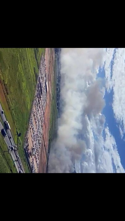 Incêndio em vegetação forma "paredão" de fumaça às margens de BR-101