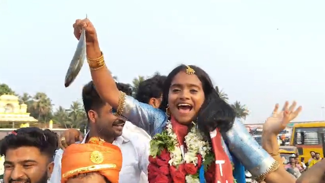 ಕರಾವಳಿಯ ಕ್ರೇಝಿ ಕ್ವೀನ್ ಆದ ರಕ್ಷಿತಾ ಶೆಟ್ಟಿ! ಬಂಗುಡೆ ಮೀನು ಹಿಡಿದು ಸಂಭ್ರಮಿಸಿದ ರಕ್ಷಿತಾ!