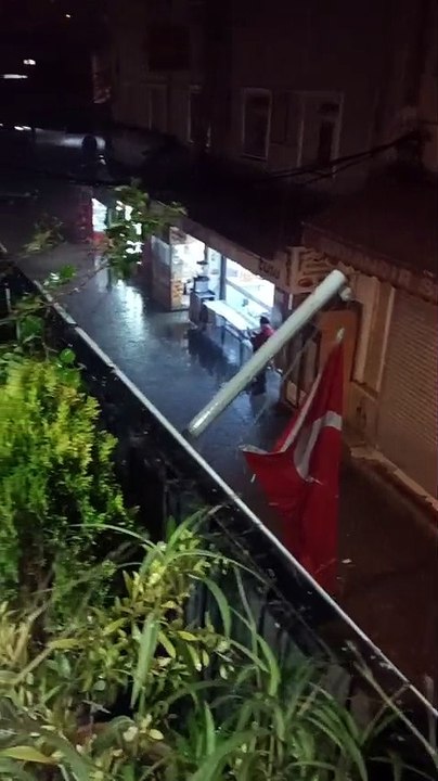 İzmir sağanağa uyandı