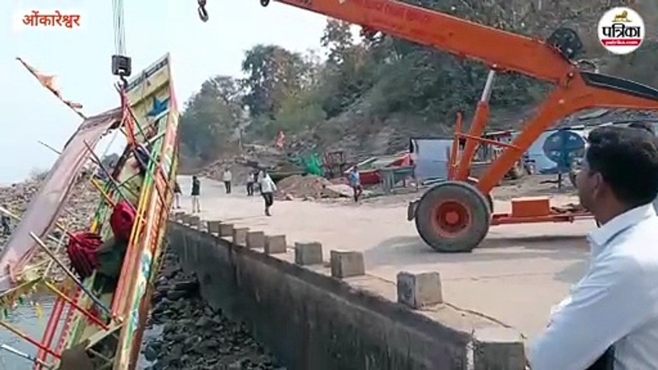 अवैध नावों पर कार्रवाई : 10 नावो को क्रेन से नर...