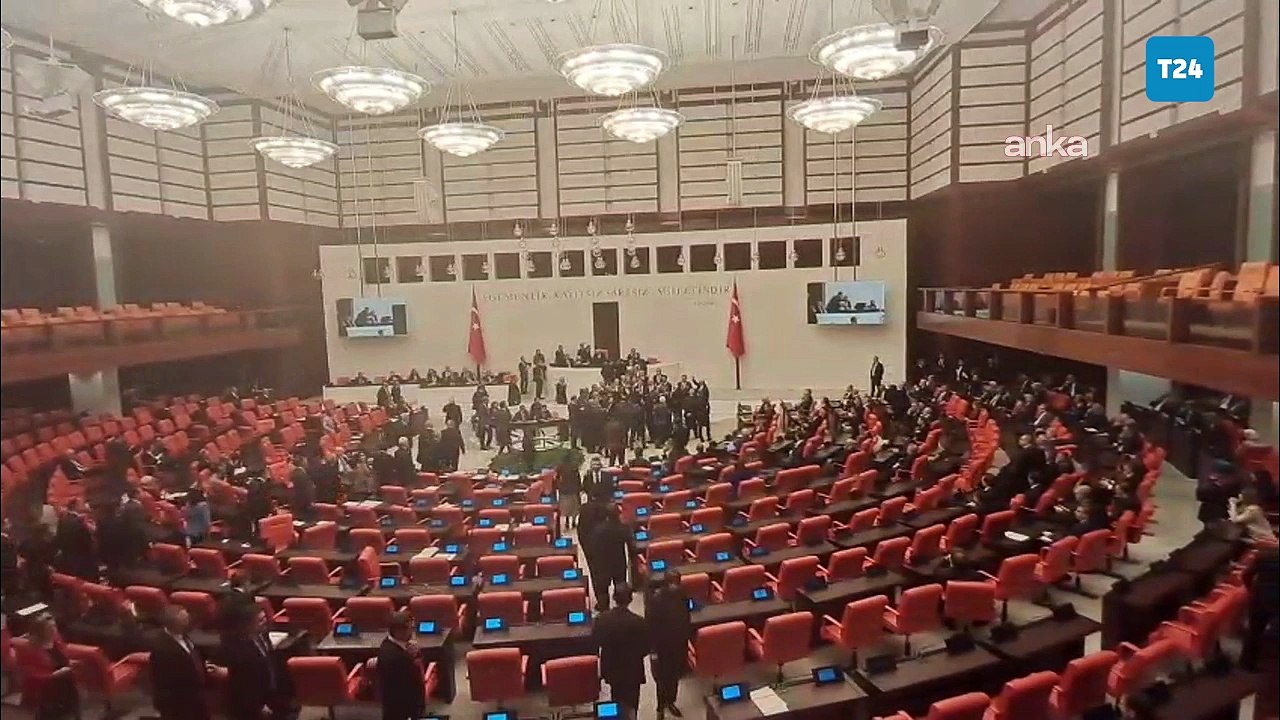 TBMM Genel Kurulu'nda "yoklama krizi": CHP ve İYİ Parti milletvekilleri kürsüye yürüdü