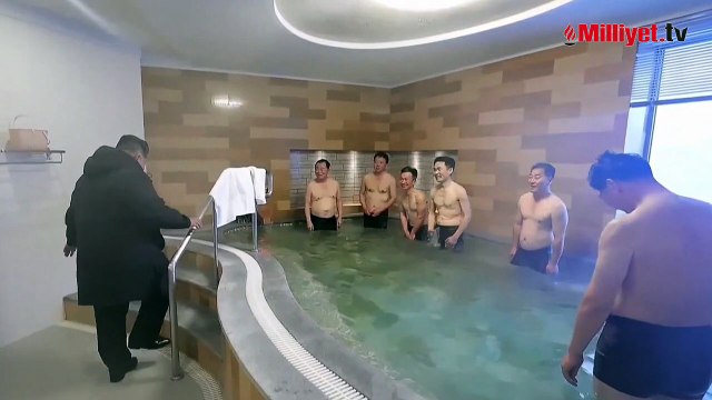 Devlet liderine bir anda yakalandılar! Sürpriz ziyaret sosyal medyada hızla yayıldı