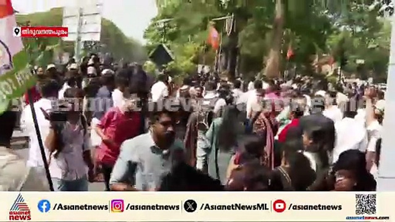 അടങ്ങാത്ത പ്രതിഷേധം; റോഡ് ഉപരോധിച്ച് യൂത്ത് കോൺ​ഗ്രസ് പ്രവർത്തകർ