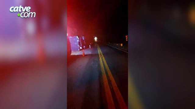 Motorista paraguaio morre após caminhão tombar na PR-495, em Missal