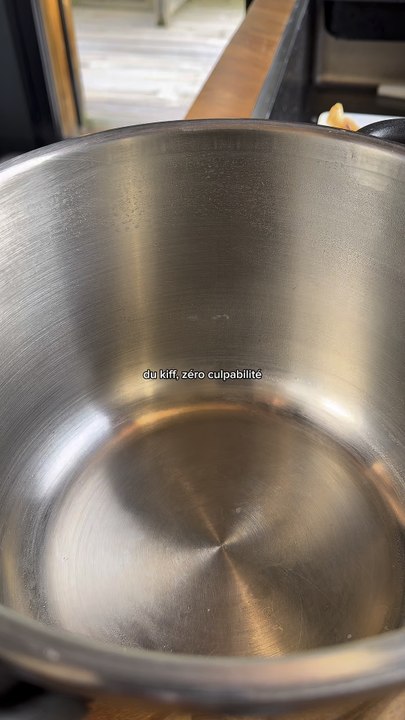 Du kiff, zéro culpabilité épisode 1 : bouillon de volaille Ingrédients : Carcasse de volaille Carottes Poireau Oignon Laurier Gros sel Eau Dans ta cuisine : Cuire à frémissement au minimum 40mn Passer au chinois fin et réserver.