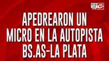 Apedrearon un micro repleto de pasajeros en la autopista Buenos Aires - La Plata