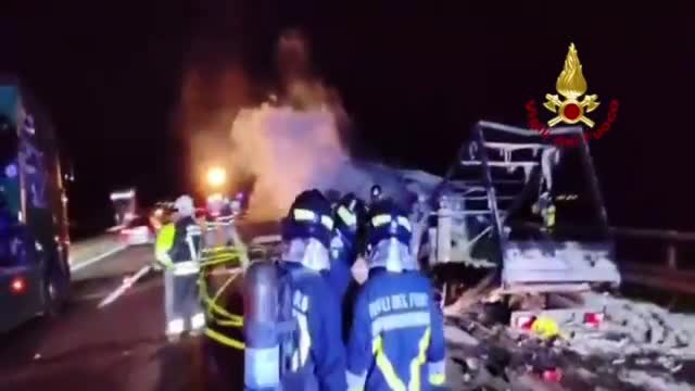 A22, incidente stradale con incendio di un furgone: due persone morte
