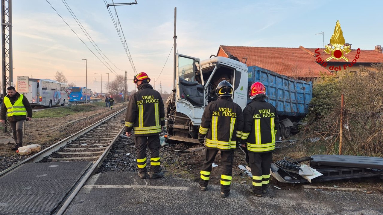 Chivasso (TO) - Scontro tra treno e camion al passaggio a livello: feriti macchinista e un passeggero (22.01.26)