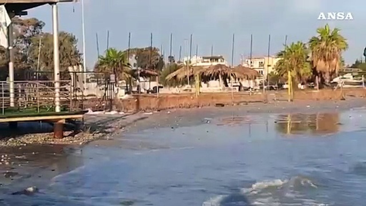 Il Poetto devastato dalle mareggiate, bar e stabilimenti invasi dall'acqua