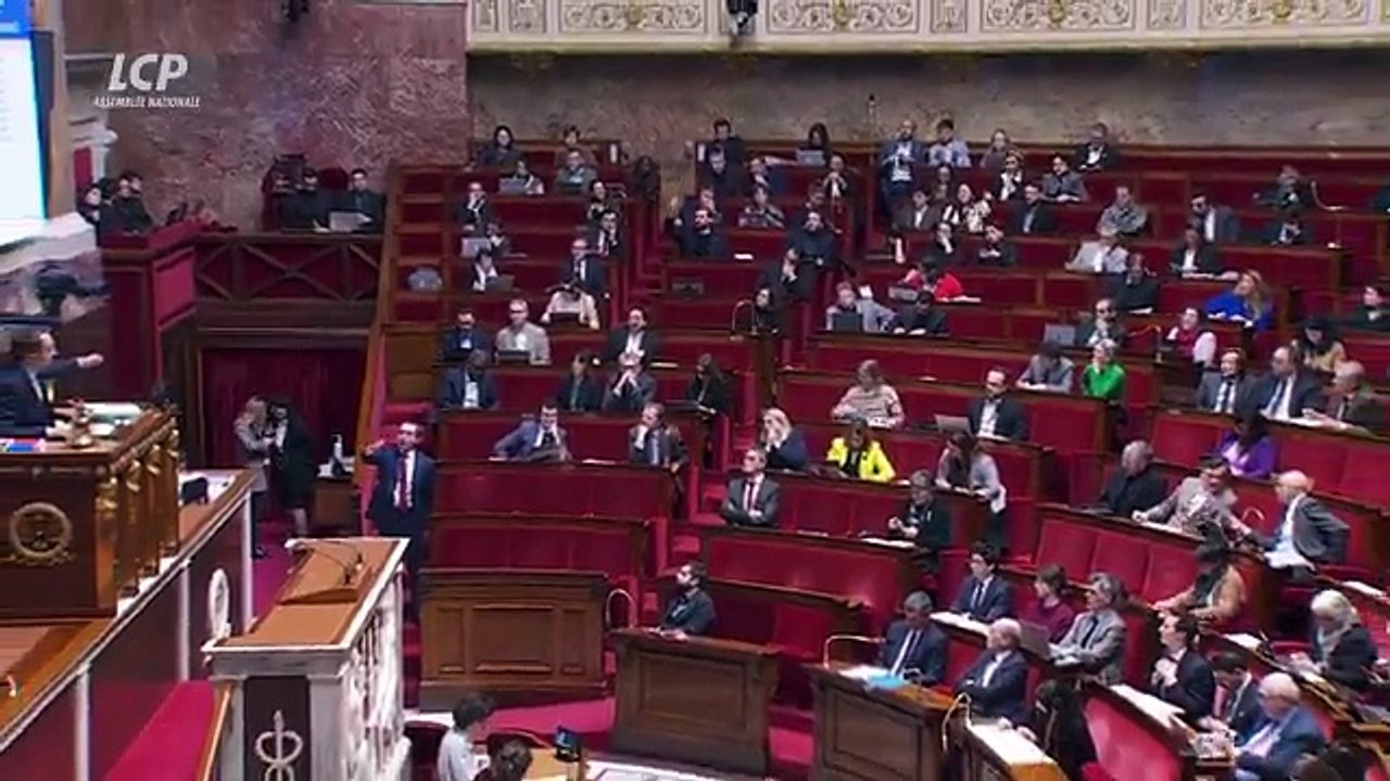 Le LFI Antoine Léaument pète les plombs, ce midi, en pleine Assemblée et menace physiquement le RN Sébastien Chenu, descendant de sa place avec l'intention de « régler ses comptes » !