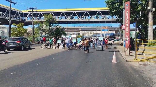 Ambulantes protestam na Av. ACM e alegam prejuízo após fechamento da antiga rodoviária de Salvador