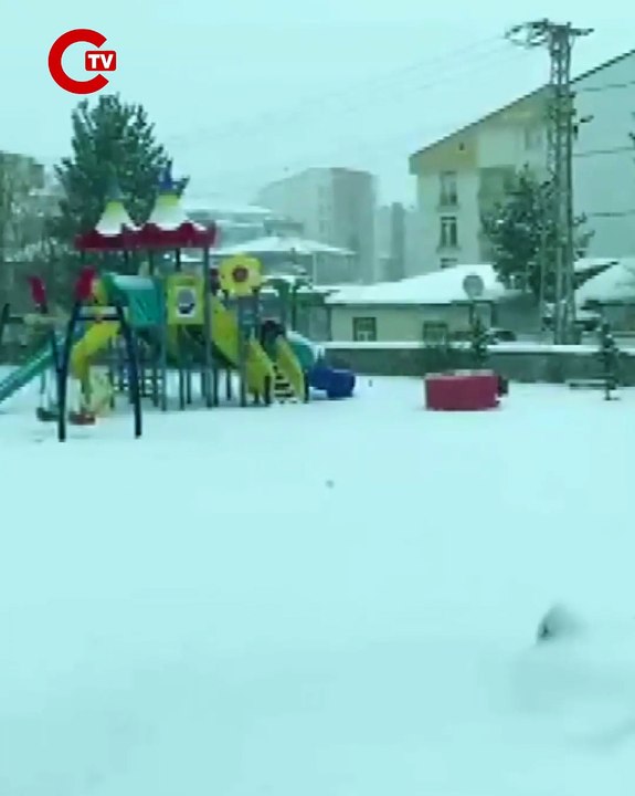 Doğu buz kesti Kemaliye'deki taş yolda buz sarkıtları oluştu