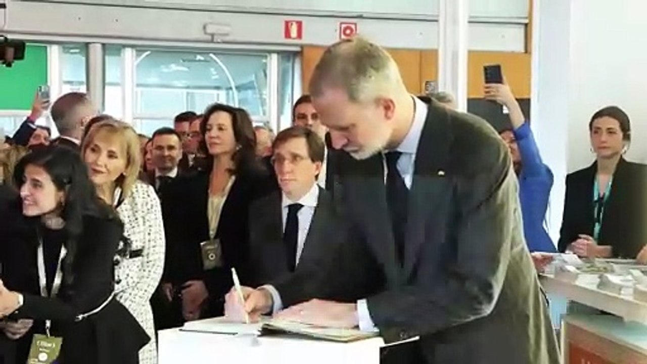 Los reyes firman en el libro de condolencias por el accidente de tren de Adamuz