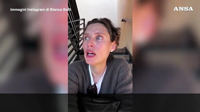 Bianca Balti in lacrime: In Iran sparano e uccidono le persone in ospedale