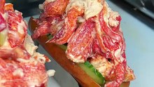 6 OZ CALIFORNIA STYLE LOBSTER ROLLS from Red Hook Lobster Pound in Brooklyn, NYC 🔥! #DEVOURPOWER