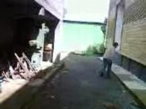 regis tourne sur lui meme