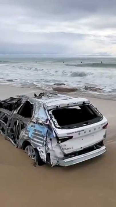 El temporal arrastra un coche hasta la arena de la playa de Vilassar de Mar.