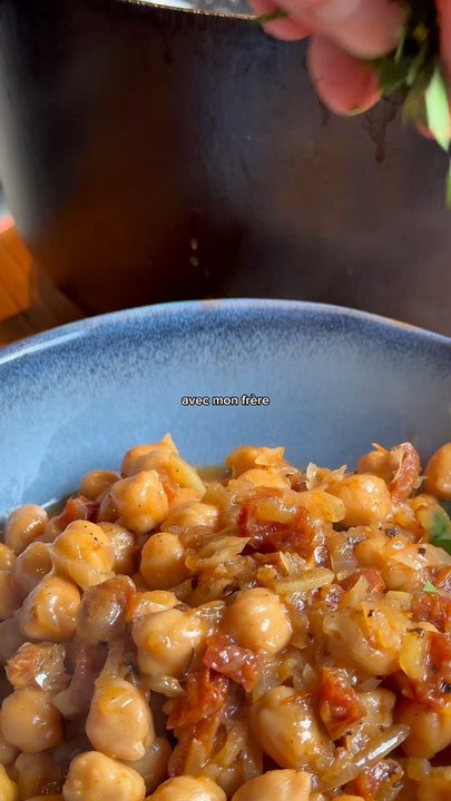 Du kiff, zéro culpabilité épisode 2 : ragoût de pois chiches, citron confit, tomate séchée Ingrédients : Pois chiches en conservecitron confit Tomate séchée Oignon Ail Bouillon de volaille Beurre Persil plat Laurier (Vin blanc) Sel