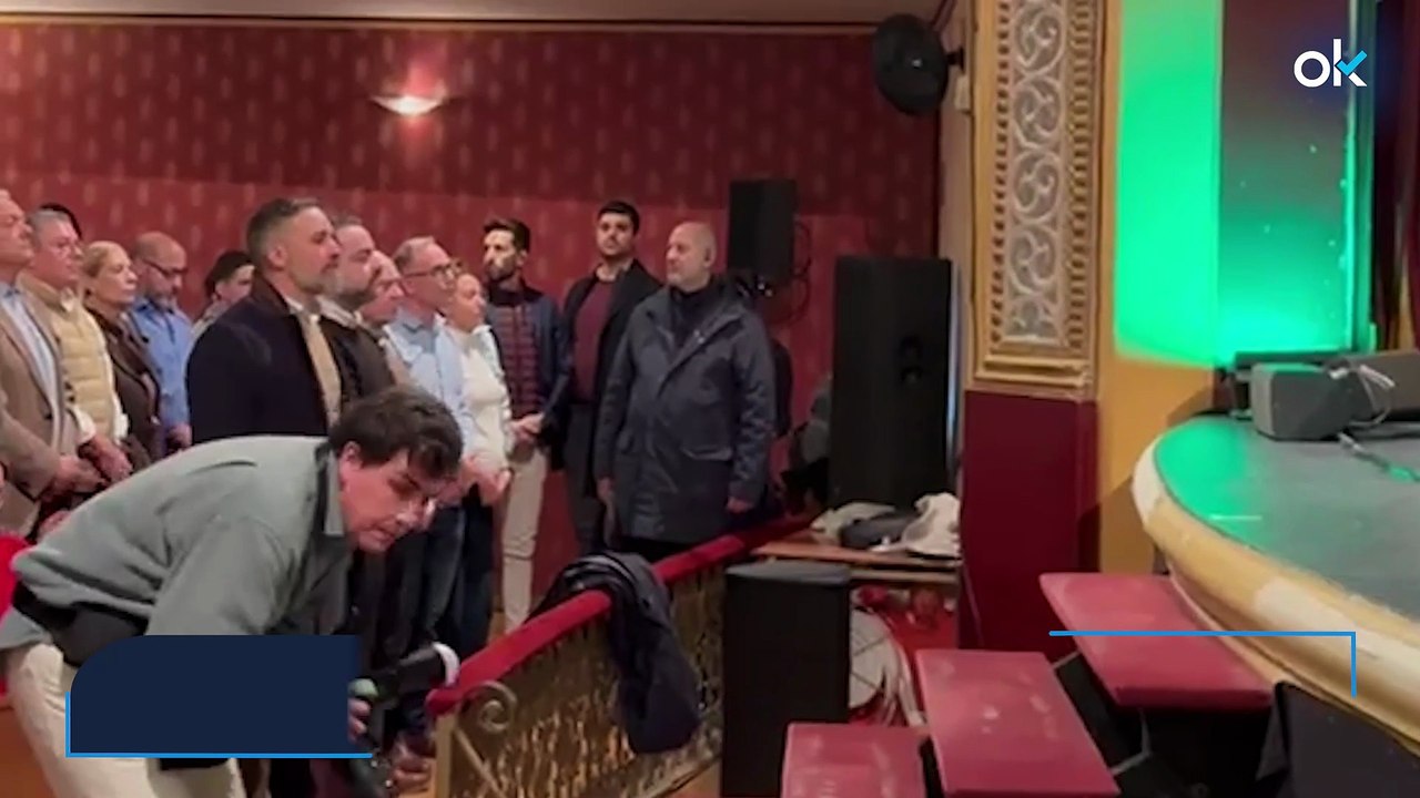 Abascal se santigua en el minuto de silencio por las víctimas de Adamuz: "No tengo complejos"