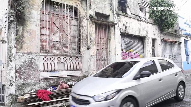 Casas antigas no bairro da Campina correm risco de desabamento e afetam moradores