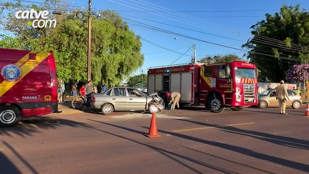 Forte batida entre dois carros deixa passageira ferida na Avenida Tito Muffato, em Cascavel
