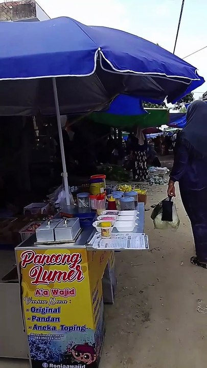 Para pengunjung pasar sedang lalu lalang mencari kebutuhan masing-masing