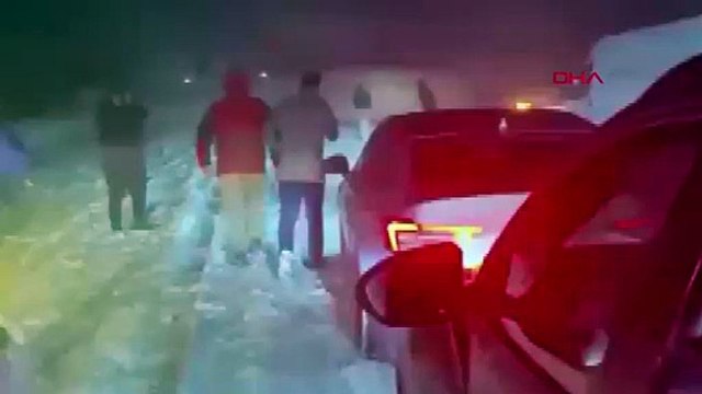 Karayoluna çığ düştü, araçlar yolda, vatandaşlar mahsur kaldı!