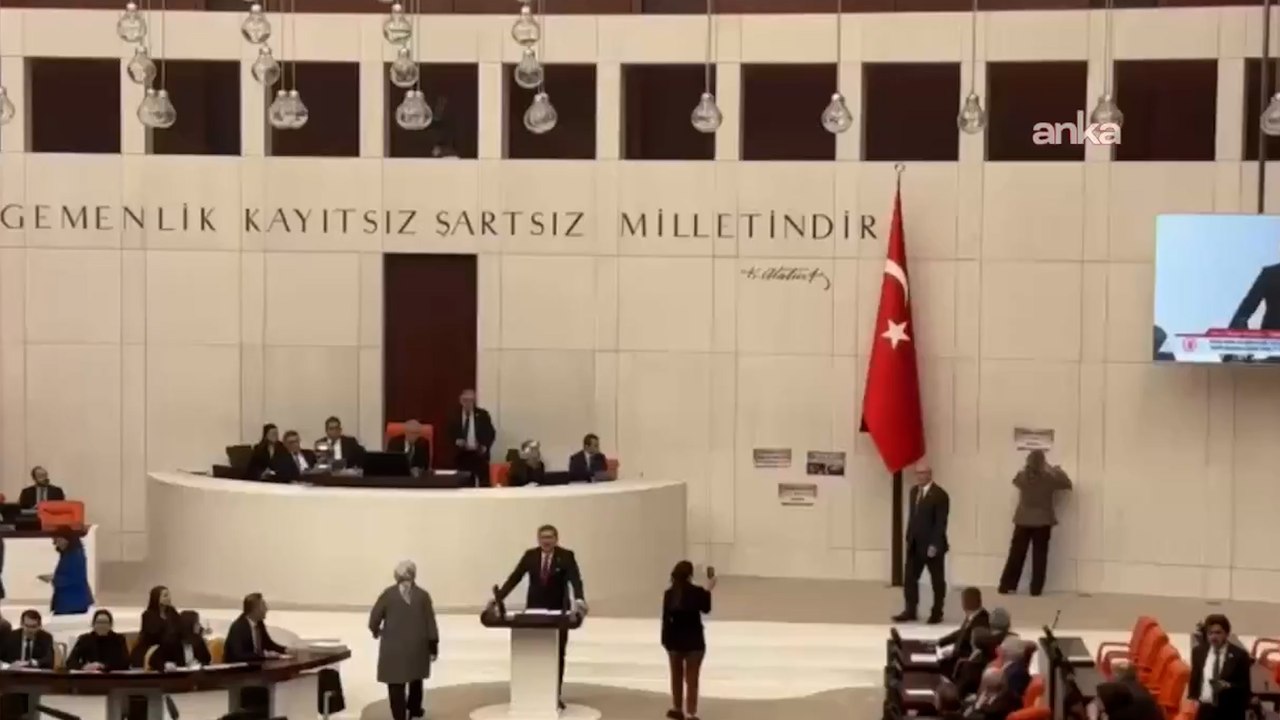 TBMM'de gerilim! CHP'liler astı, AKP'liler tek tek söktü