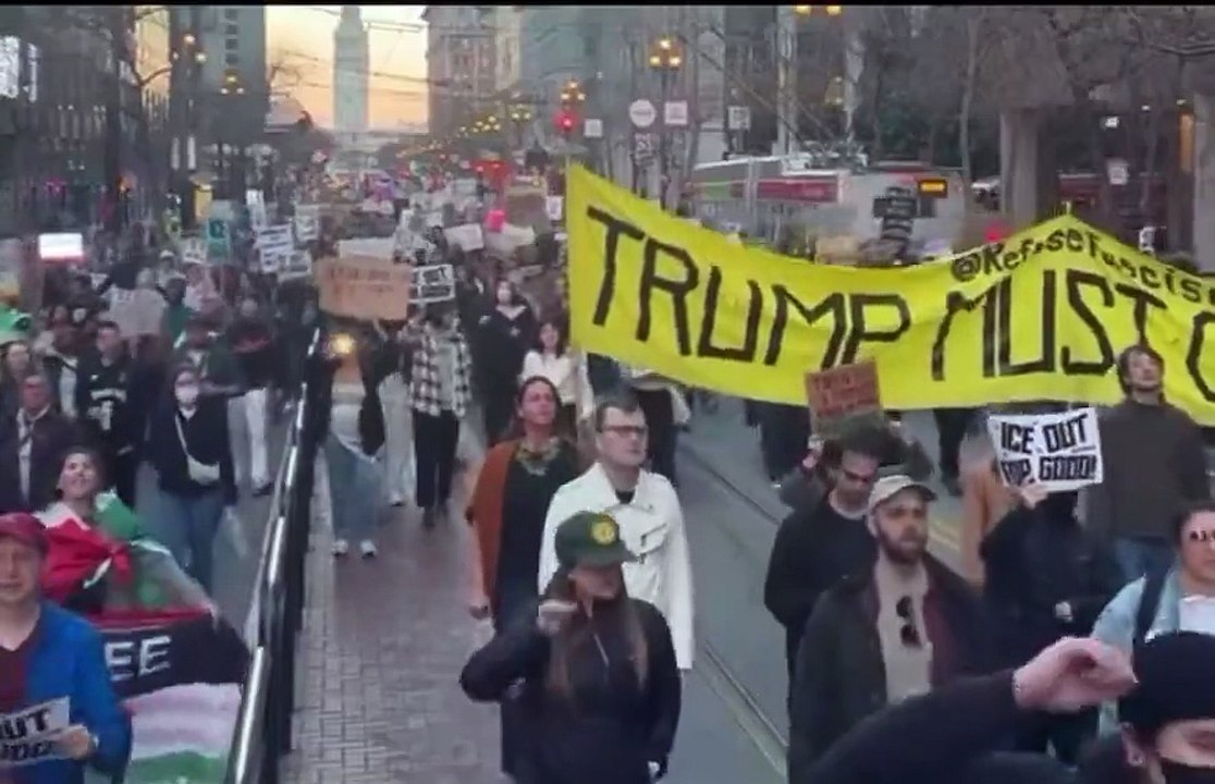 Ici, c’est San Francisco. Minneapolis est l’épicentre en ce moment, mais ce n’est pas le seul endroit où l’on manifeste. Après la mort d’Alex Pretti, tué par des agents fédéraux, des manifestations de solidarité se propagent dans tout le pays...