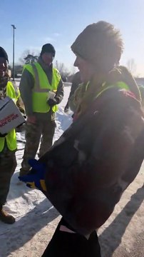 🇺🇸 La Garde nationale de Tim Walz distribue du café et des donuts gratuits aux manifestants anti-ICE.