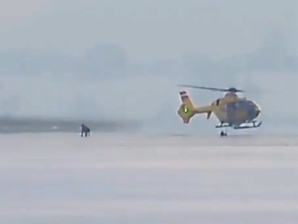 Drama am Irrsee: Hubschrauber holt Frauen aus Eiswasser