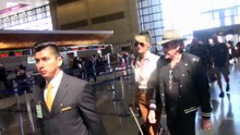 2016 – Johnny Hallyday – Johnny et Laeticia à l’aéroport de Los Angeles