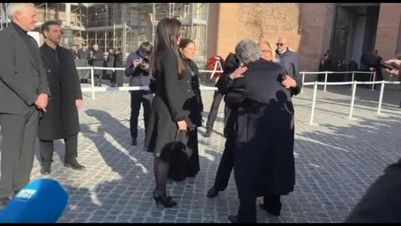 L'arrivo di Anne Hathaway ai funerali di Valentino