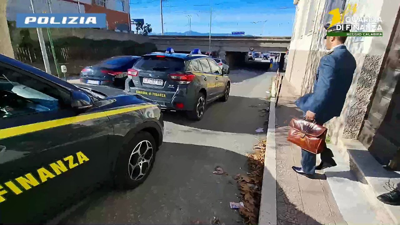 Blitz anti-usura a Reggio Calabria: 4 arresti, in 2 sospesi dal pubblico ufficio. Talpe tra i collaboratori delle forze dell'ordine