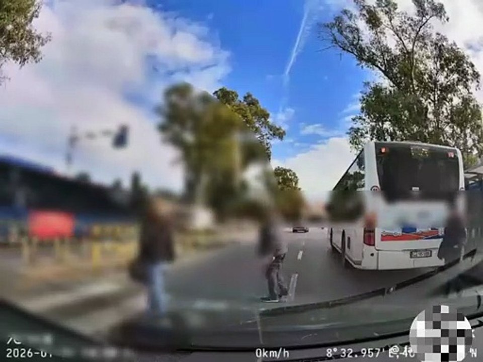 Sassari, il video choc: una donna quasi investita sulle strisce pedonali