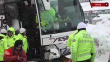 Bitlis’te yolcu otobüsü polis uygulama noktasına çarptı