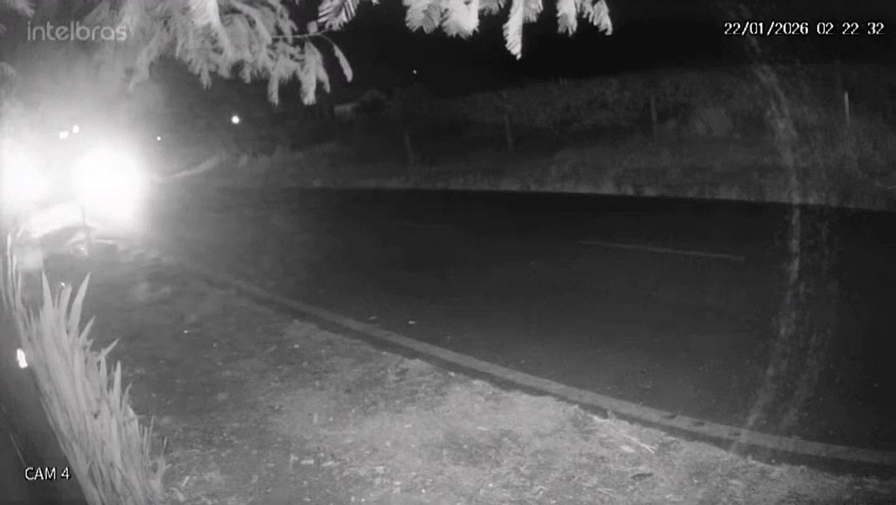 Condutor bate em cerca na Estrada Dias e deixa o local; moradora procura responsável