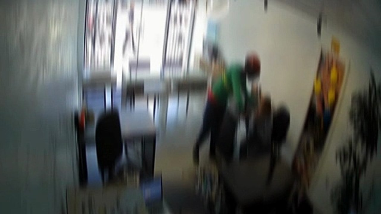 VÍDEO: Relojoaria é roubada em assalto "express" em plena luz do dia na Grande Florianópolis