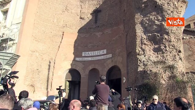 Donatella Versace ai funerali di Valentino a Roma