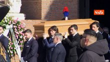 Funerali Valentino, l'applauso per il feretro all'uscita dalla Chiesa di Santa Maria degli Angeli
