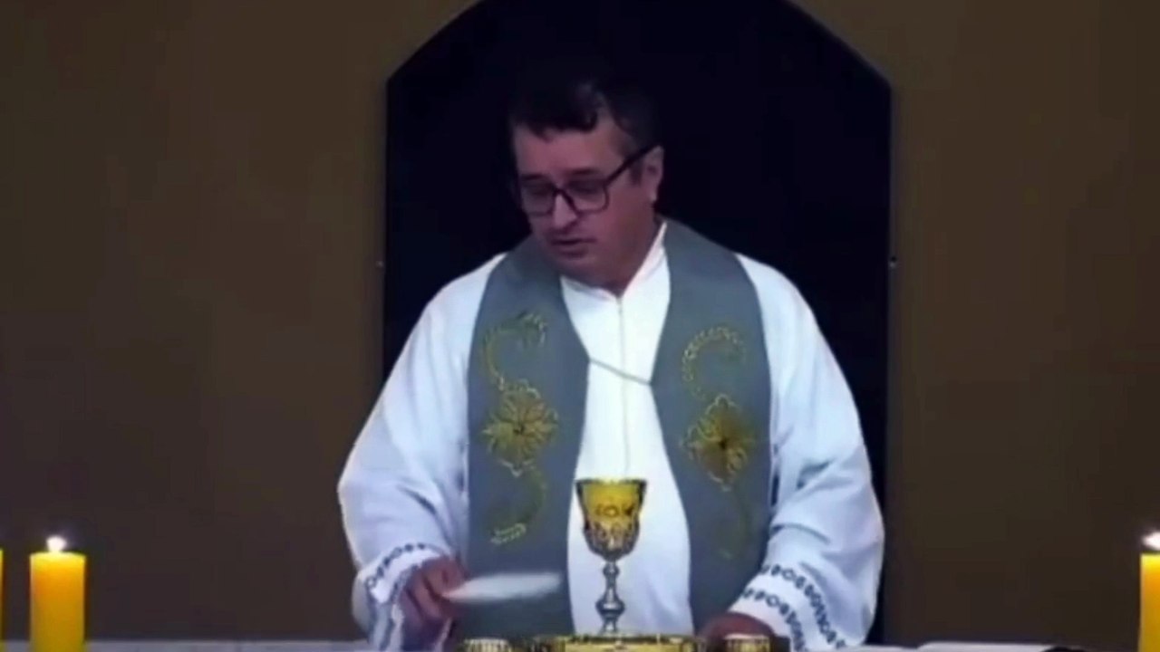 Idoso abraça padre após receber notícia da morte do neto durante a missa; veja vídeo